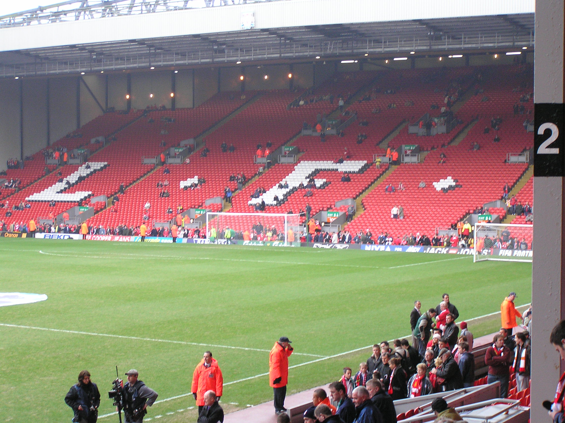 Khán đài The Kop tại Anfield — biểu tượng của fan Liverpool qua hai thế hệ Gerrard và Salah
