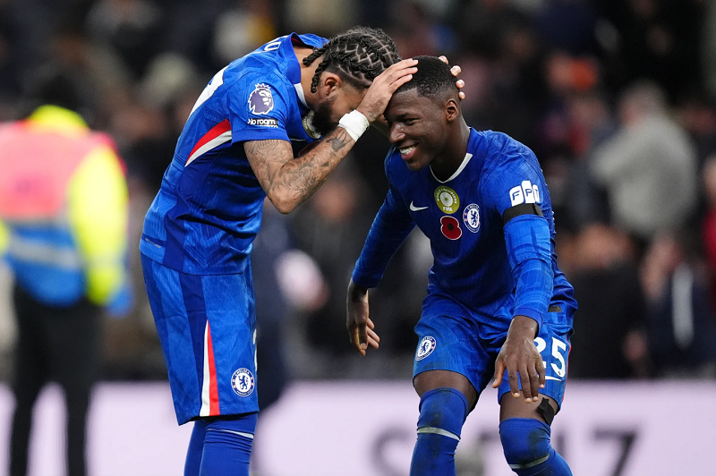 Arsenal quyết đấu MU vì Manzambi, Freiburg hét giá tới 48 triệu bảng